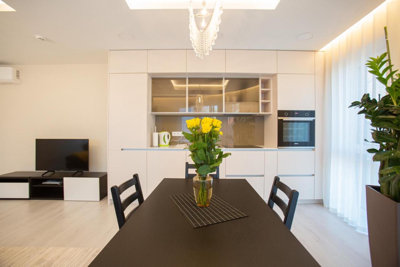 Luxurious Blue&Yellow Apartment In Kaunas Center Eksteriør billede